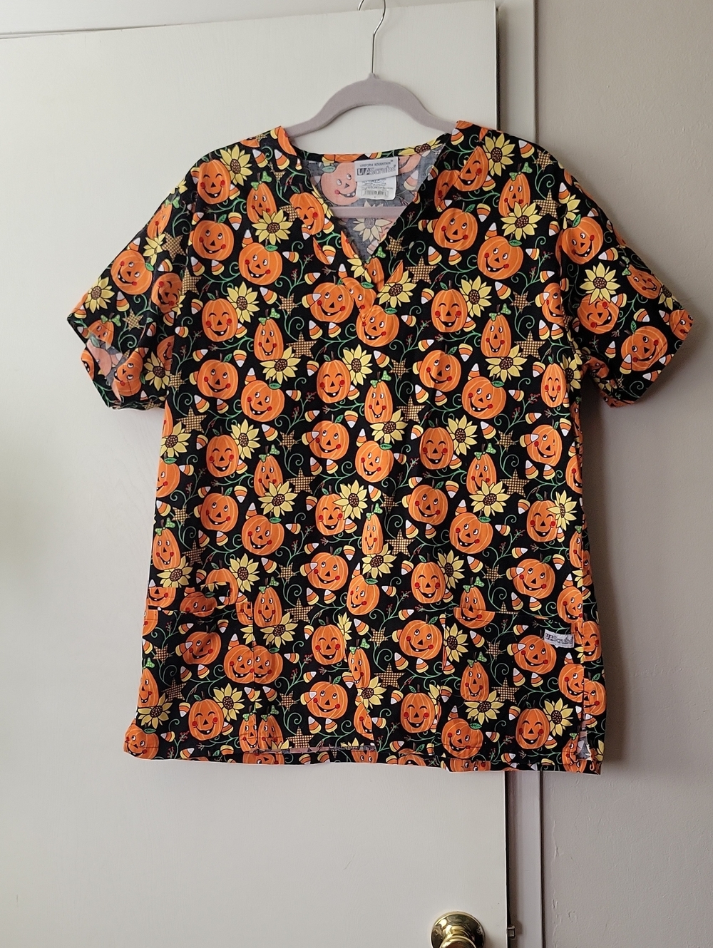 Halloween Pumpkin Print Scrub Top - Black & Orange